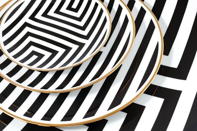 تصميم عصري مبتكر لفنون المائدة بزخرفة من الخطوط المتناقضة