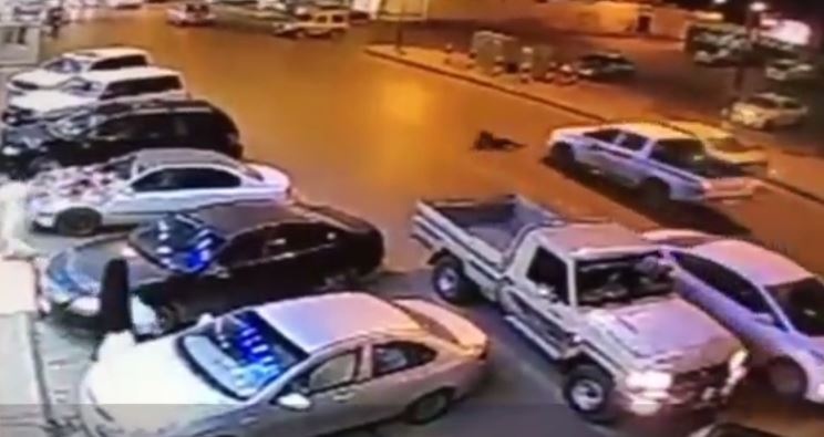 فيديو مؤلم- سيارة تدهس طفلاً أمام والدته