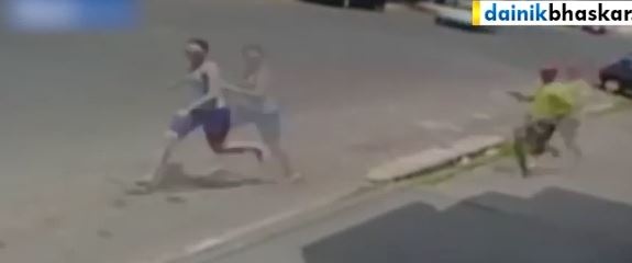 بالفيديو - شرطي يطلق 11 رصاصة على زوجته في الشارع!