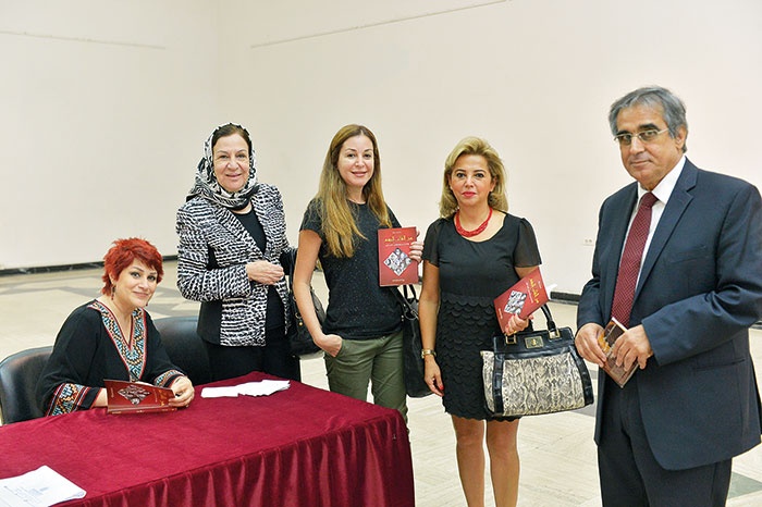 سحر طه توقّع كتابها