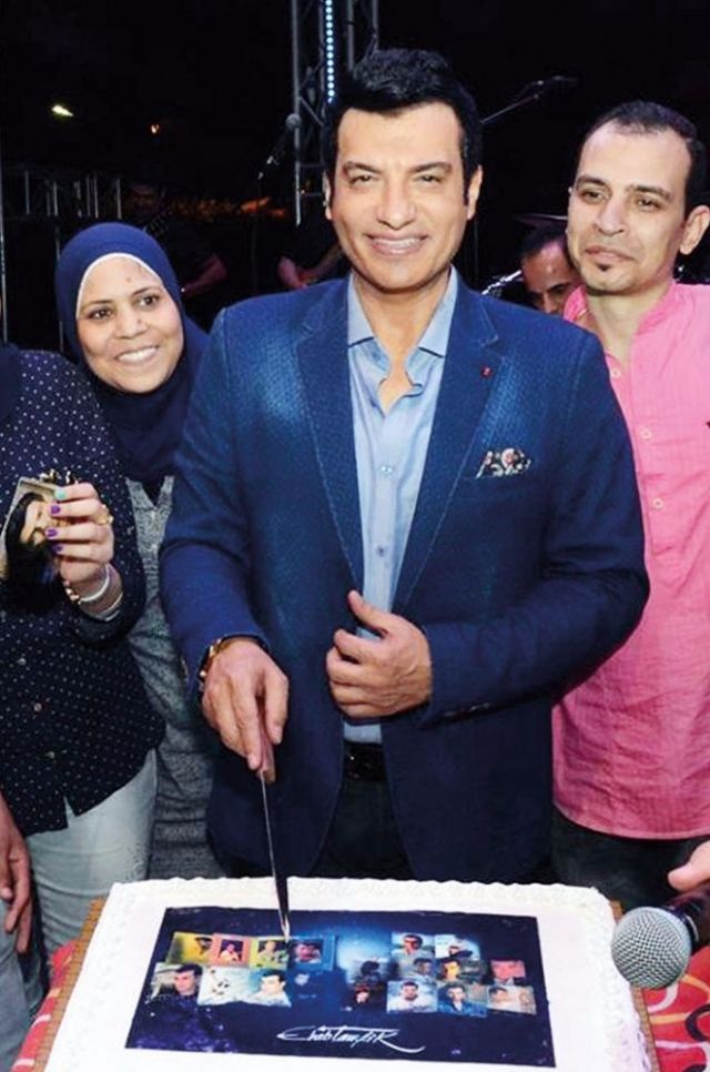 يقطع «تورتة» مشواره الفني الـ25