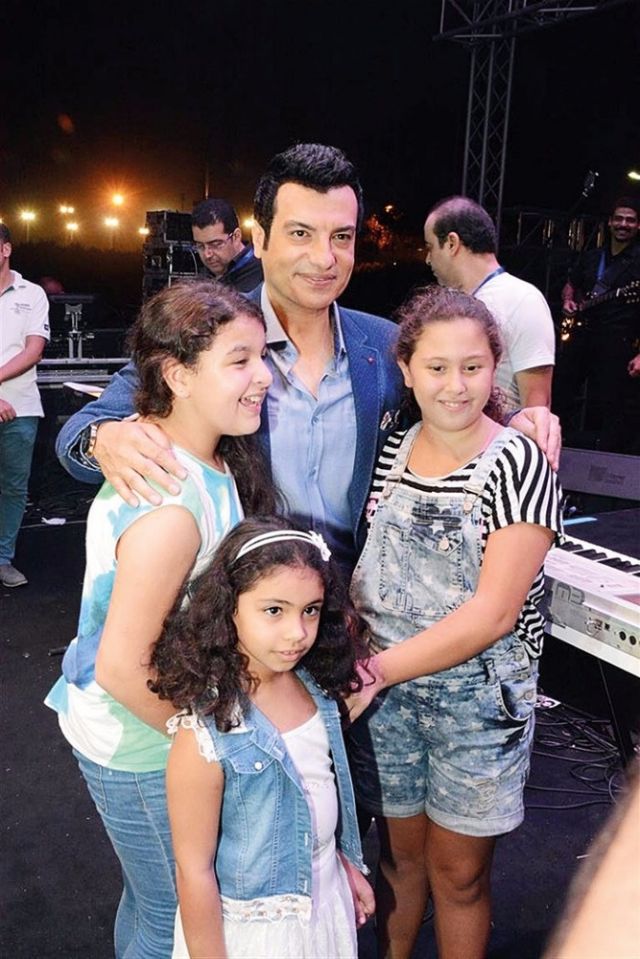  إيهاب وأصغر المعجبات
