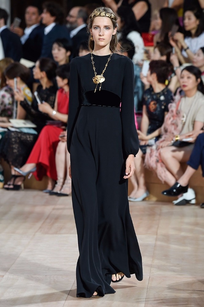 تاج فالنتينو Valentino سيتوّجك ملكة رومانية... تصاميم رائعة تليق بك