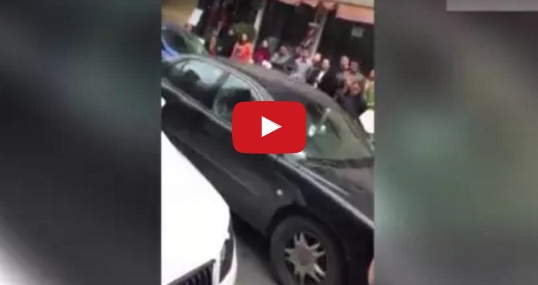 بالفيديو.. امرأة تضرب زوجها الخائن وامرأة أخرى في سيارته