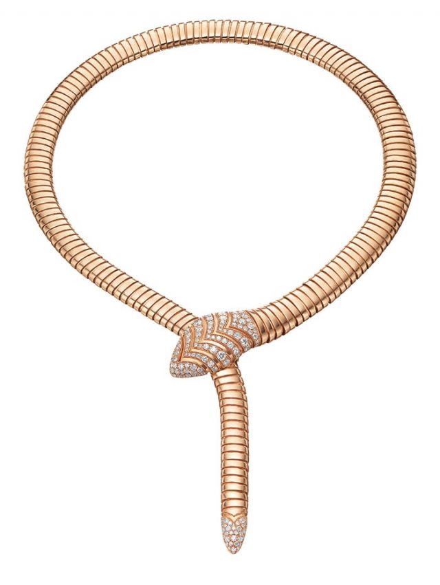 عقد Serpenti Tubogas  من الذهب الزهريّ مع رصف من الألماس، 2015.

