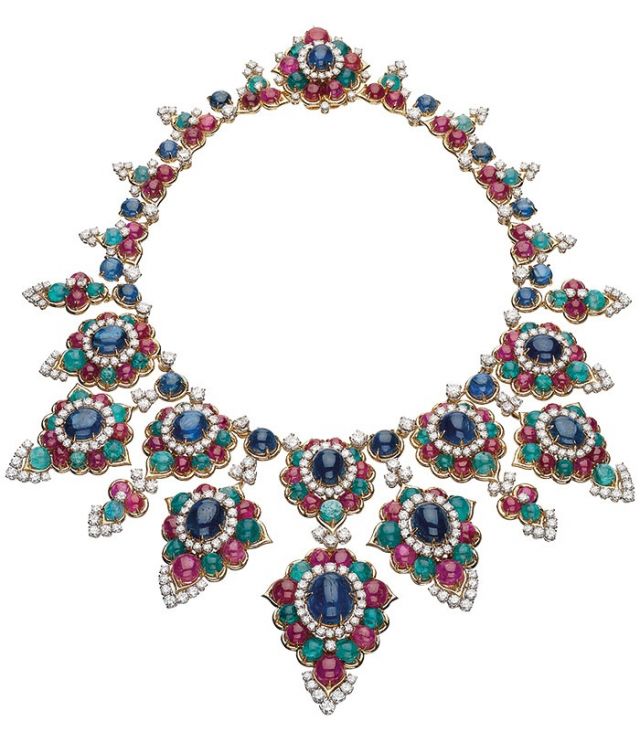 عقد من الذهب مرصّع بالزمرد والياقوت  والصفير والماس، 1967 .
