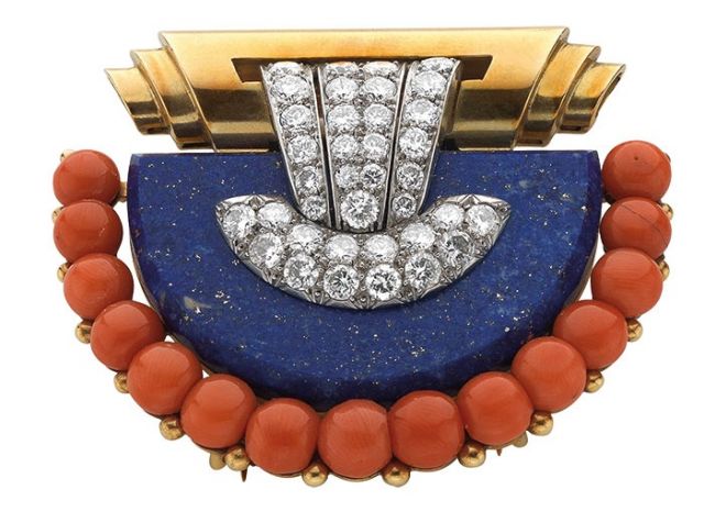 دبوس زينة على شكل مشبك من الذهب الأصفر مرصّع بالمرجان واللازورد والألماس، يعود إلى حوالى العام 1940.
