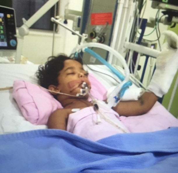 بالصور - أم تنقذ طفلها بأعجوبة من خادمة حاولت قطع رأسه