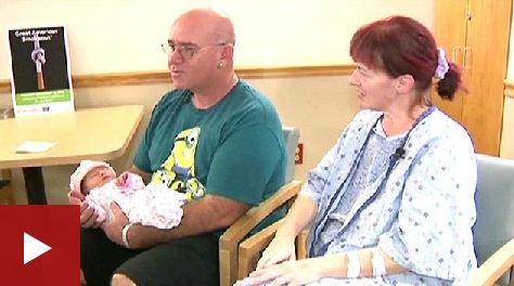 بالفيديو - أمريكية تلد طفلة بعد 22 عاما دون أن تعلم أنها حامل