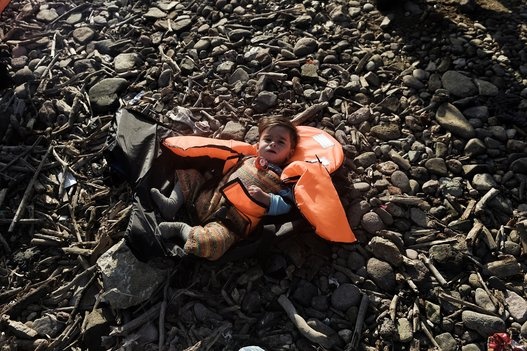 بالصور – تعرفوا على السبّاح الذي ينقذ المهاجرين من الغرق