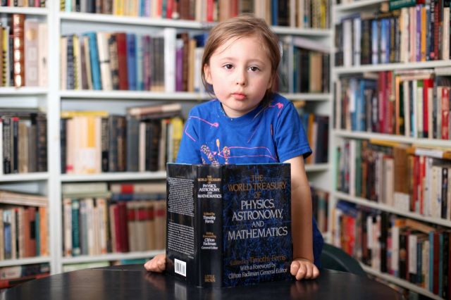 بالفيديو - طفل أذهل العلماء بقدرته الغريبة على قراءة الأفكار!