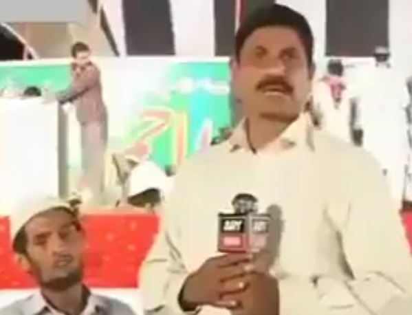 بالفيديو – مذيع يضرب طفلاً اقترب من الكاميرا