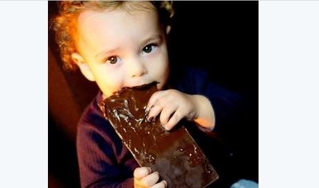 بالصور – طفل يعضّ أفعى سامة ويقتلها