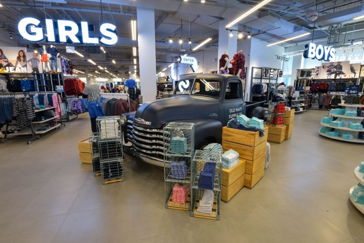 بالصور- OLD NAVY تفتتح متجرها الأوّل في الإمارات العربية المتّحدة... ما قصة السيارة؟