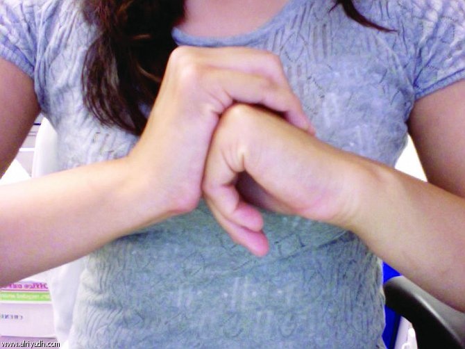 تعرفوا على أضرار فرقعة الأصابع.. العجز والشيخوخة أبسطها!