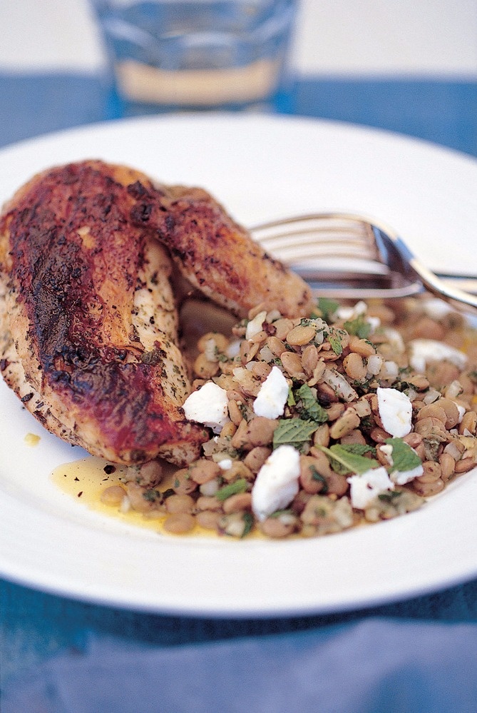 الدجاج بالثوم مع سلطة العدس والفيتا