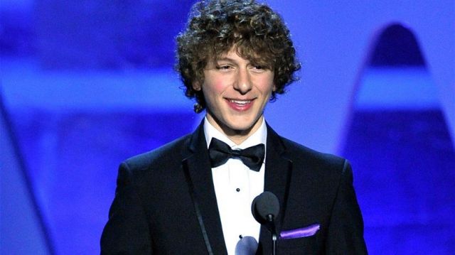 لماذا منح مارك زوكربيرغ هذا الشاب 400 ألف دولار أميركي؟