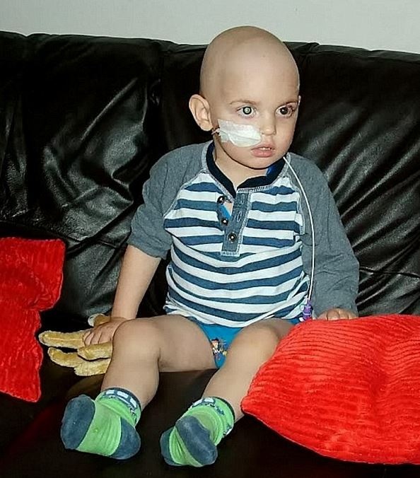 بالصور- عائلة يائسة تبتكر طريقة غريبة لانقاذ ابنها من الموت!