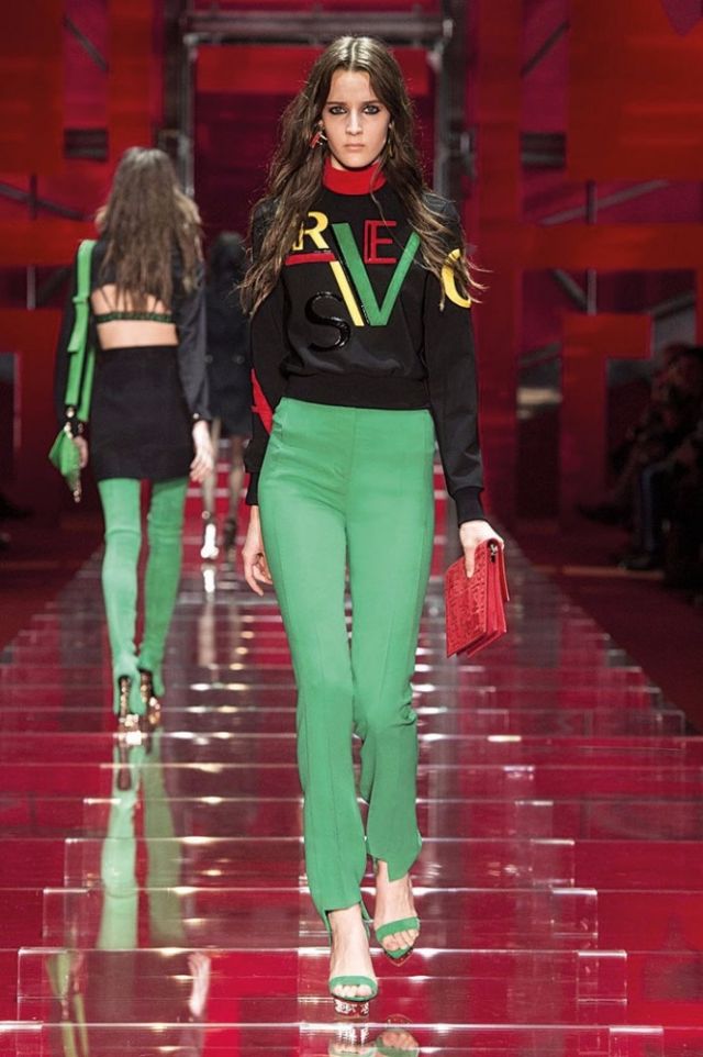 خريف وشتاء 2015 – 2016 VERSACE تصاميم إغريقية تخطف الأضواء