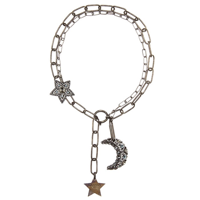 تحت سماء رمادية