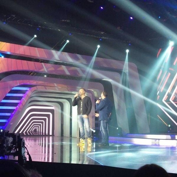 بالفيديو - ميشال قزي يربك فارس كرم ويمنعه من الغناء!