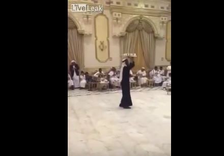 بالفيديو - شاب يتسبب في كارثة بحفل لثري سعودي