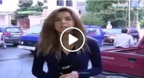 بالفيديو- مذيعة لبنانية تخلع سترتها على الهواء كأن أحداً لم ينتبه!