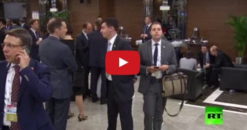 بالفيديو - متطفل يسترق السمع من بوتين وأوباما