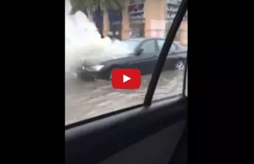 بالفيديو والصور - احتراق سيارة وانقاذ محتجزين من عرباتهم ومن الجو خلال سيول جدّة