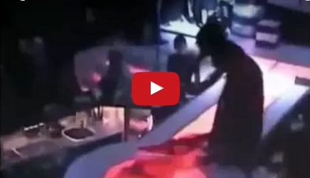 بالفيديو - راقصة تقع عن حافة المسرح... و