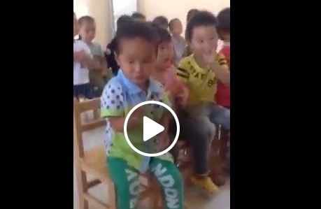 بالفيديو- هذا أطرف تلميذ يحاول مقاومة النوم في الصف... شاهدوه