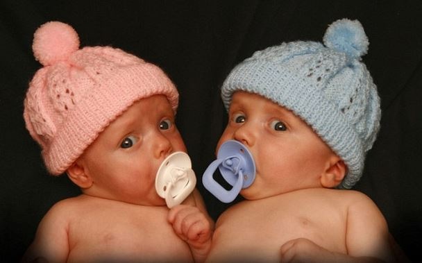 بعد تبديل طفلين بالخطأ في المستشفى.. قرار صادم للمحكمة؟