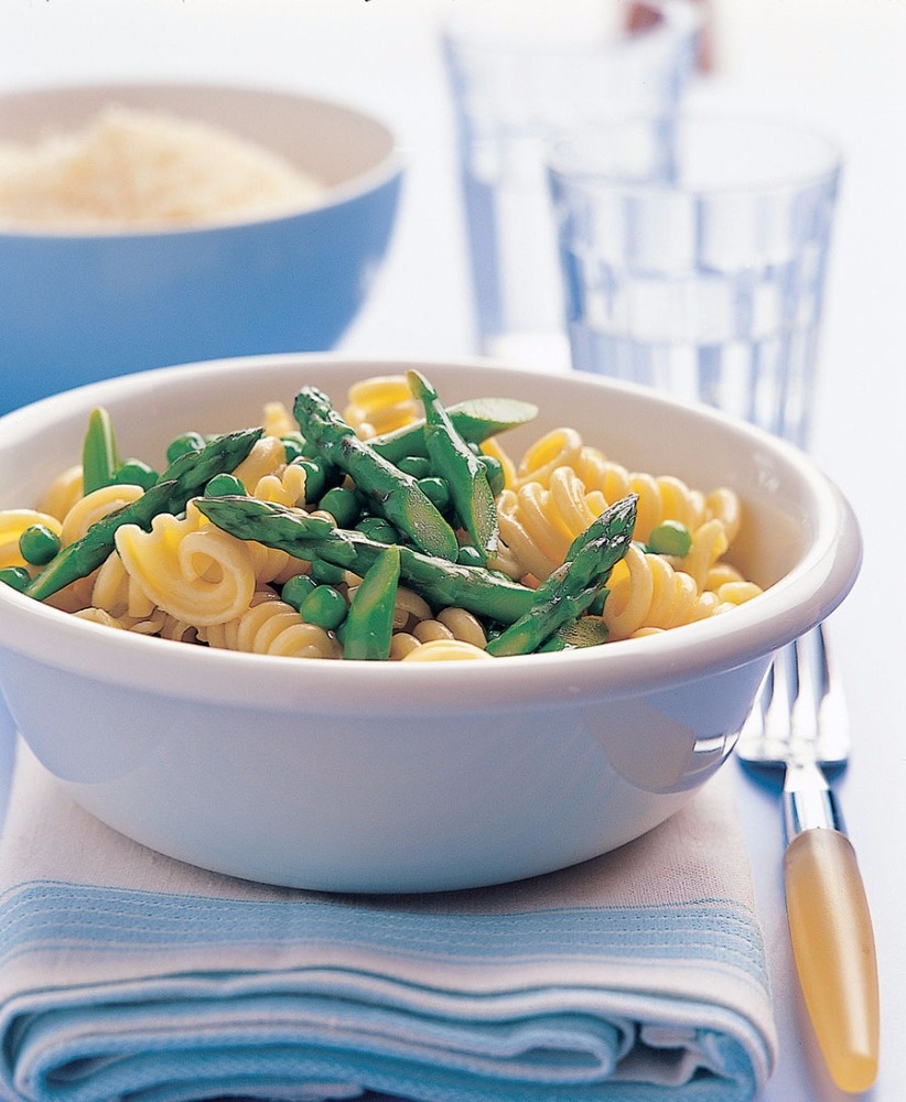 المعكرونة مع البازيلا والهليون