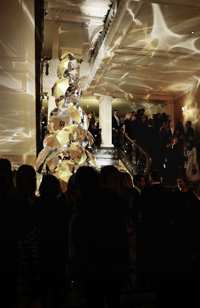 Burberry وClaridge's تكشفان عن شجرة العام 2015