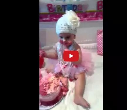 بالفيديو- طفلة لبنانية تأكل الكيك للمرة الأولى! شاهدوا ردة فعلها