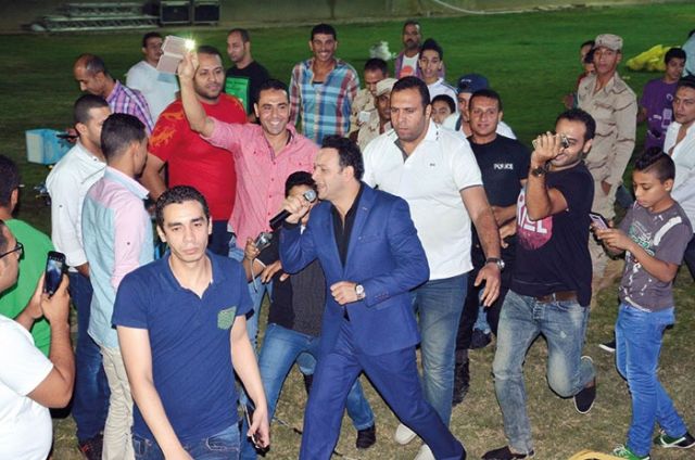 مصطفى يطالب الجمهور بالغناء معه
