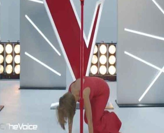 بالفيديو - لحظة سقوط شيرين عبد الوهاب في The voice