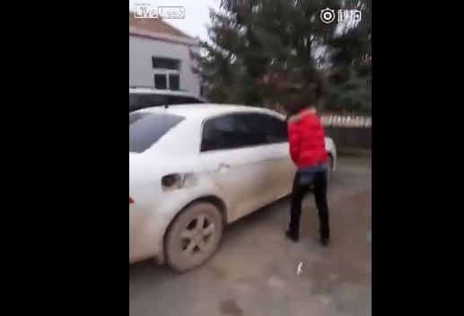 بالفيديو – امرأة تنتقم من زوجها الخائن.. شاهدوا ماذا فعلت