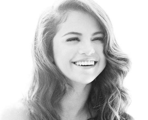 بالفيديو والصور - سيلينا غوميز بفستان جريء يظهر وشمها العربي