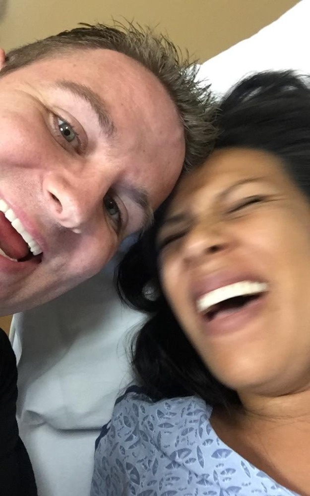 صور مستفزة لرجال يلتقطون 