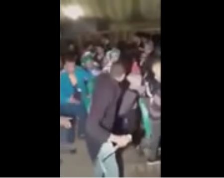 بالفيديو - الاعتداء على عريس بالسيوف في حفل زفافه!