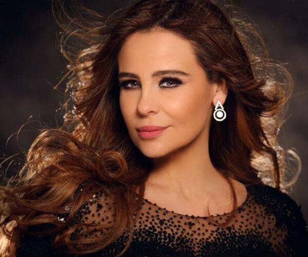 بالصور - كارول سماحة في أول ظهور علني بعد إنجابها