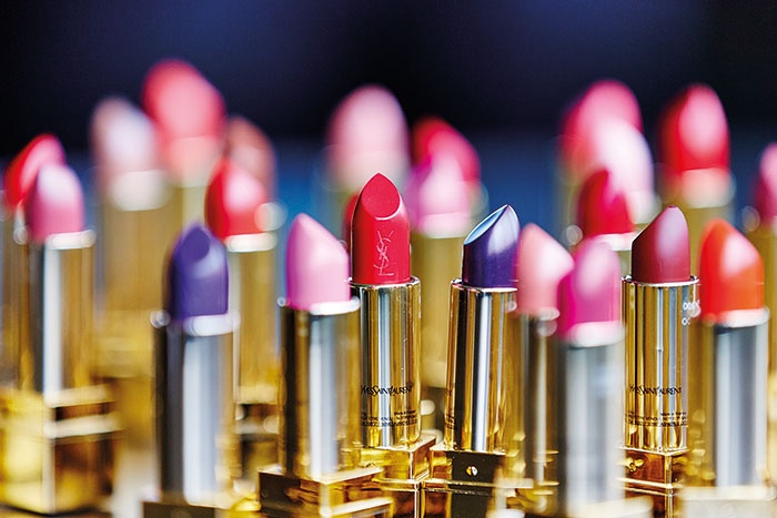 Rouge Pur Couture منYves Saint Laurent Beautéرمز أيقوني للجمال الآسر