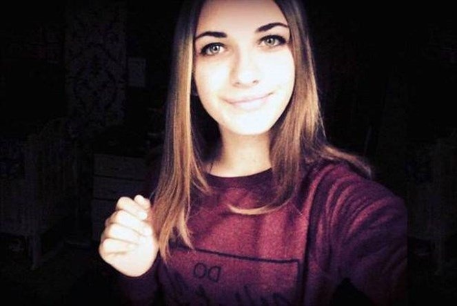 تعرفوا على الفتاة التي جلست على القنبلة بالطائرة الروسية