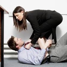 انتقمت من خيانة زوجها فأتت بستة شبّان إلى منزل الزوجية... إضافة لعقاب آخر!