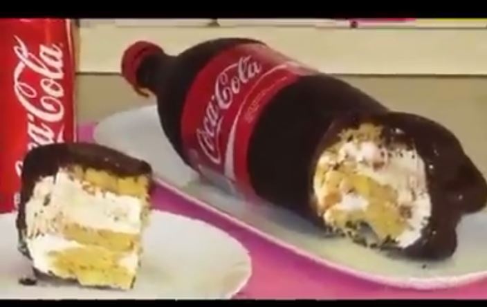 بالفيديو - إن كنتم من عشاق المشروبات الغازية.. جربوا هذا الكاتو المميز