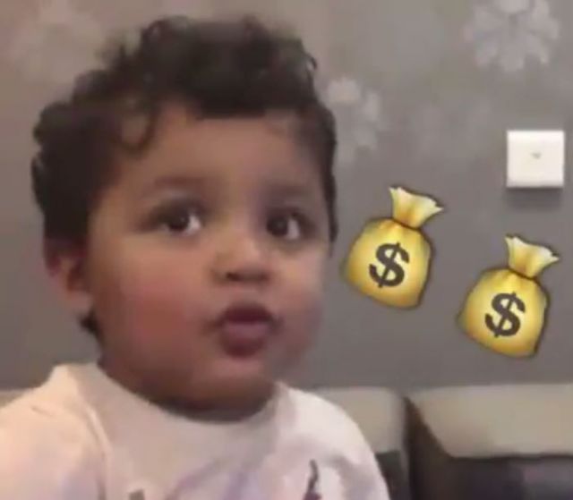 فيديو طريف لطفل يفاجئ والده بجوابه يشعل 