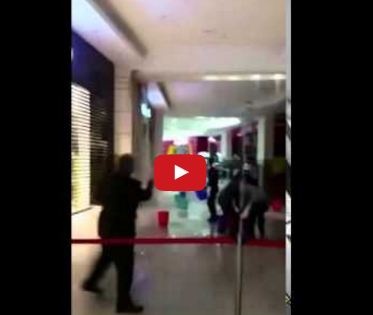 بالفيديو- شاهدوا انهيار سقف مجمع تجاري في قطر بسبب الأمطار وتضرر مطار حمد الدولي