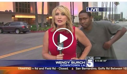 بالفيديو- مراسلة تسقط في الماء وأخرى تصاب بهلع وضيف يقع!! ماذا يحصل؟