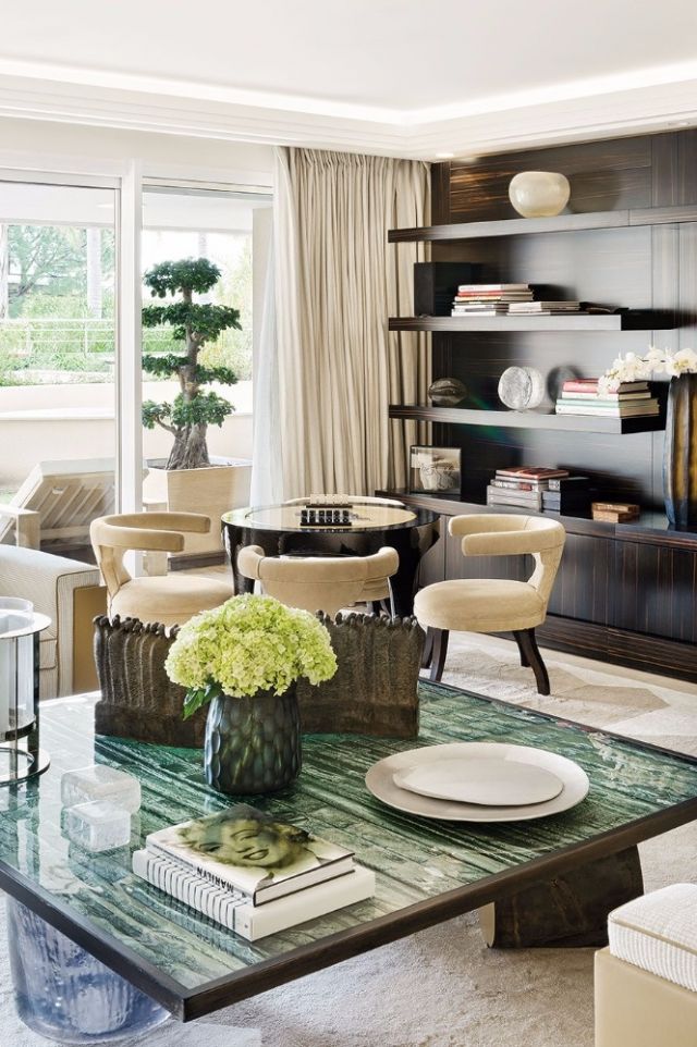 ركن التسلية في الصالون تحتلّه طاولة محاطة بمقاعد طريفة مبتكرة